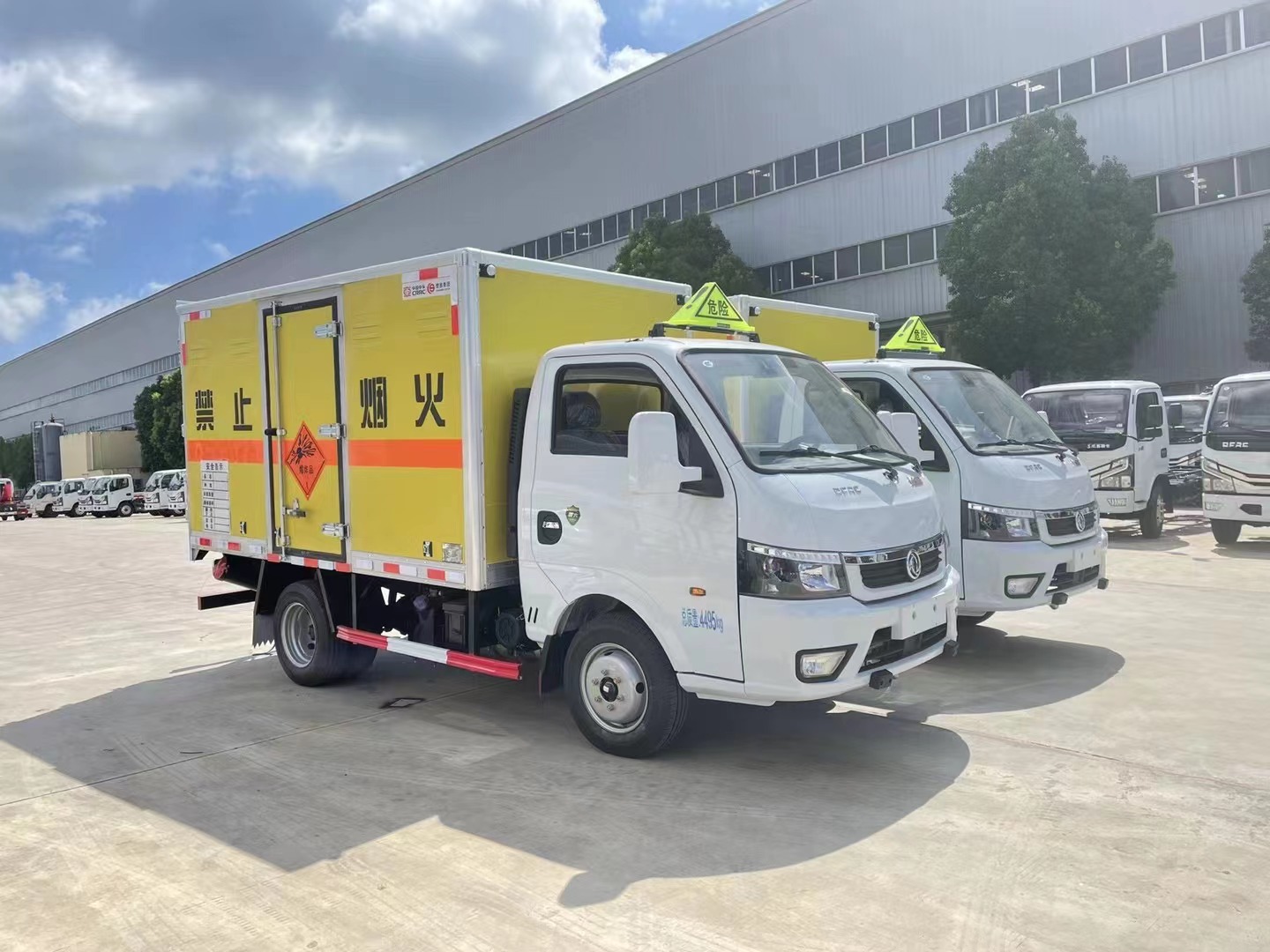 東風途逸2噸藍牌炸藥車