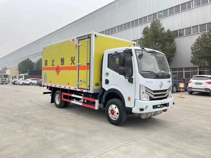 東風多利卡3.8噸炸藥車