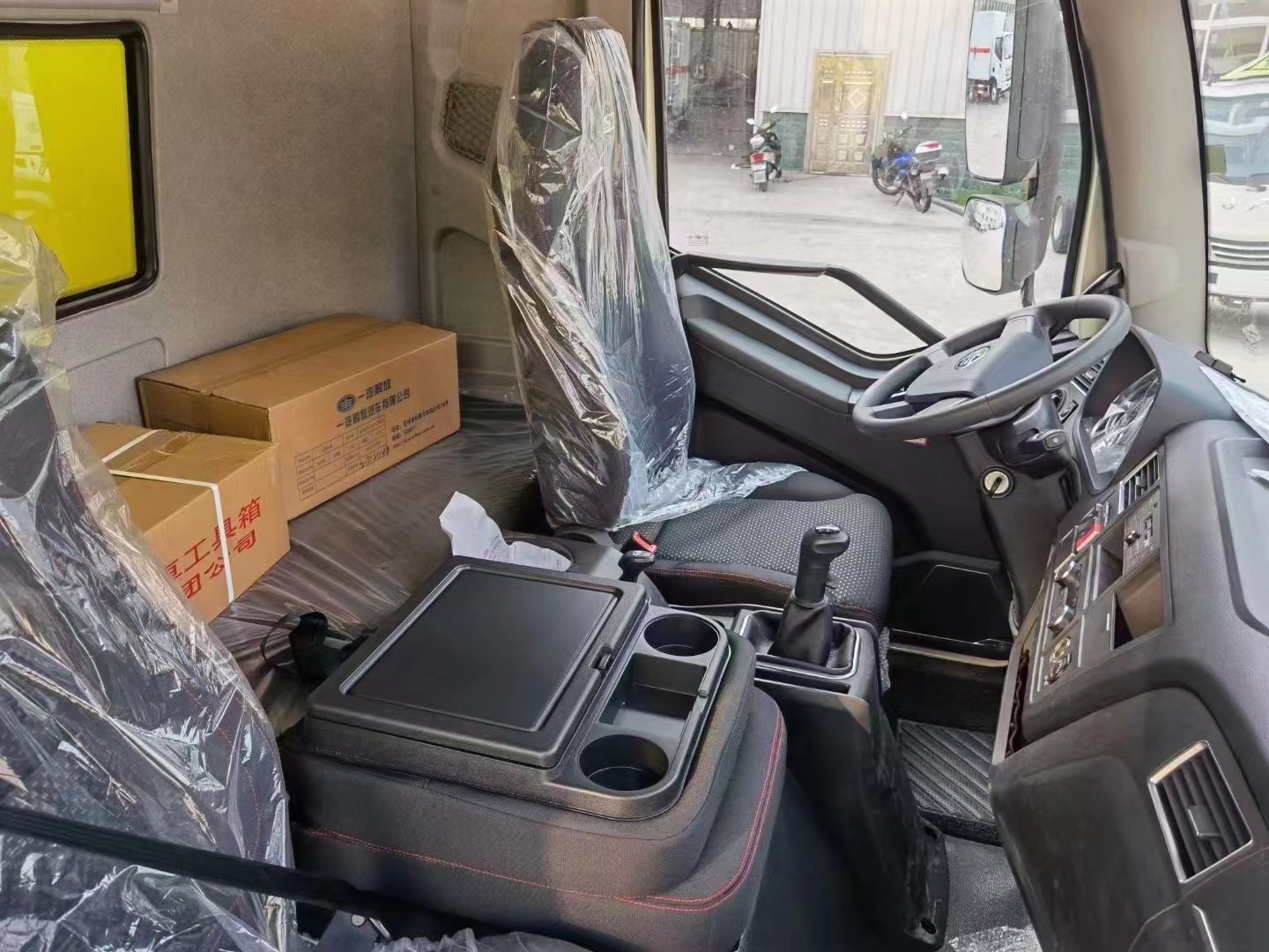 解放7.6米爆破器材運(yùn)輸車