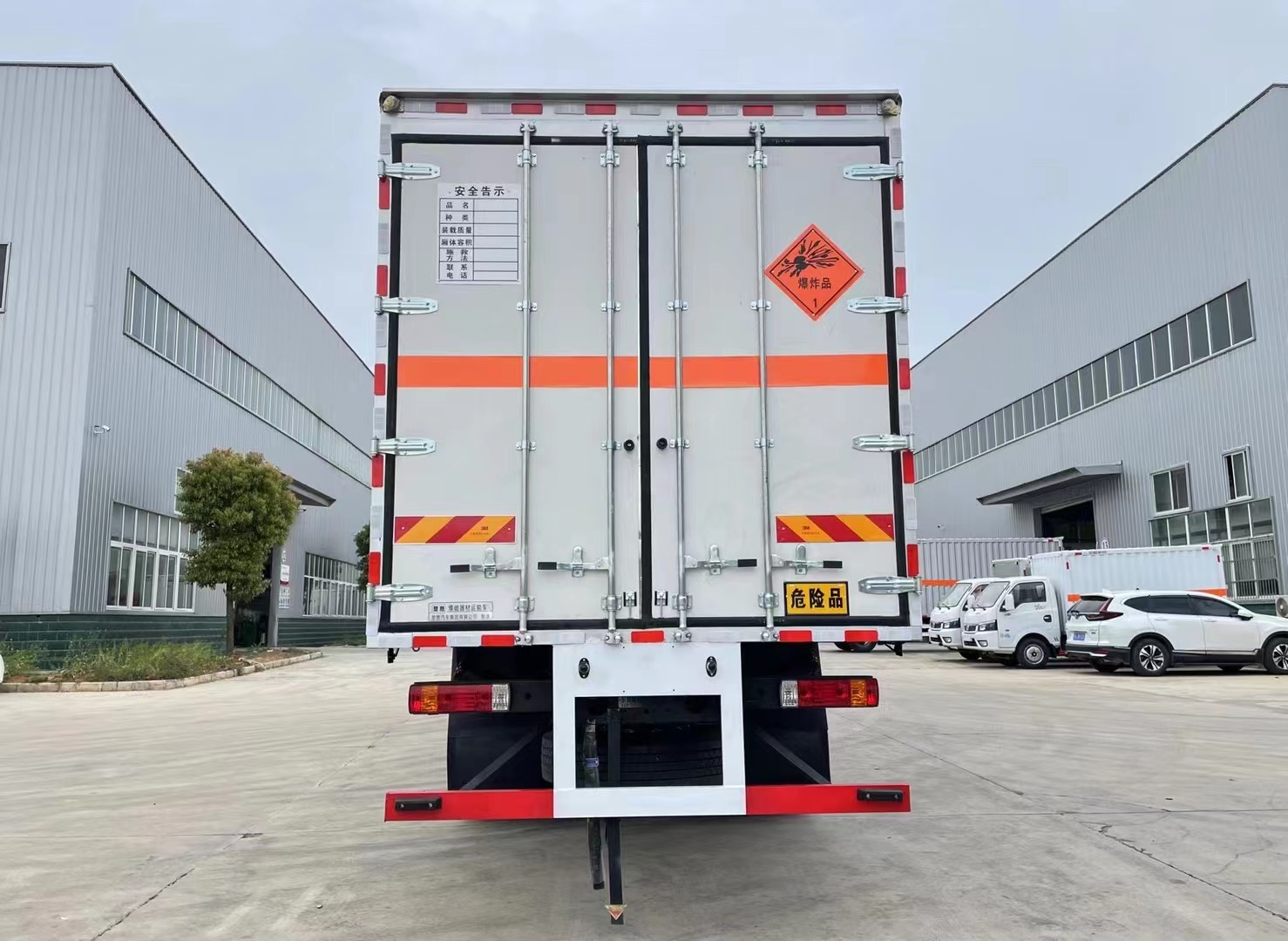 柳汽乘龍9.6米煙花炮竹運輸車