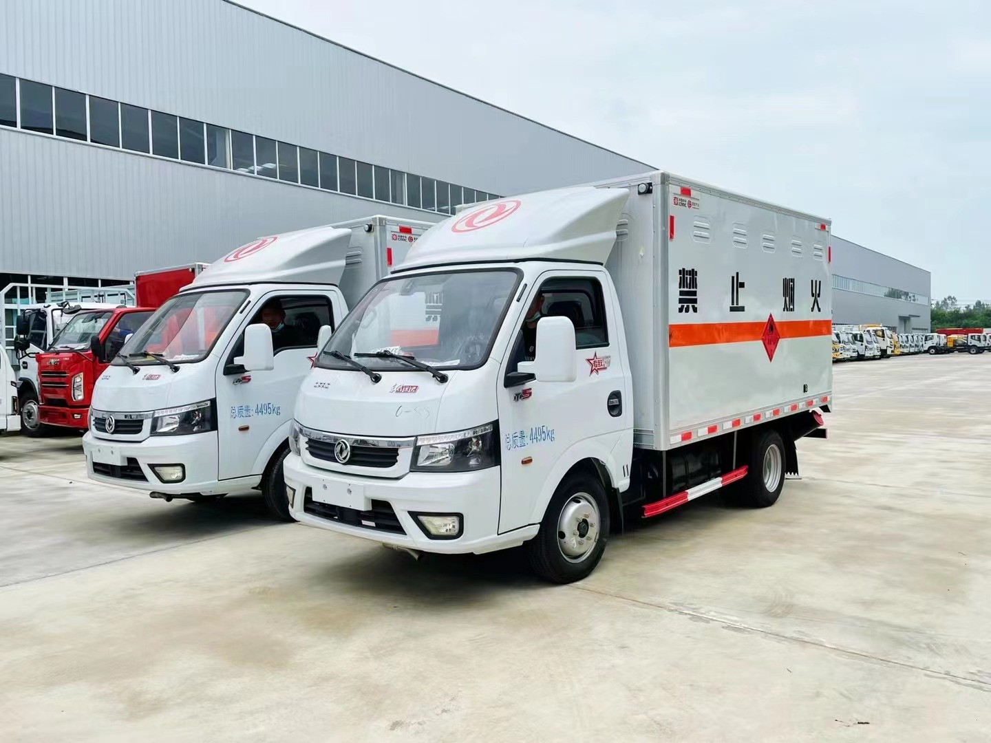 東風途逸柴油版3.8米易燃氣體廂式運輸車