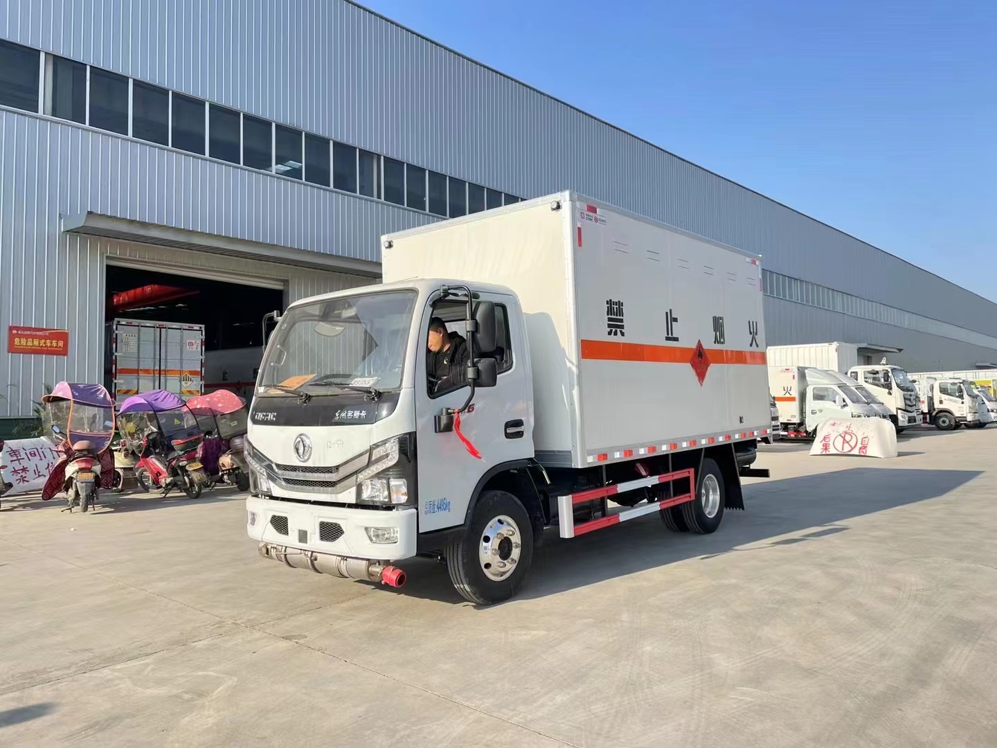 東風多利卡4.1米易燃氣體廂式車