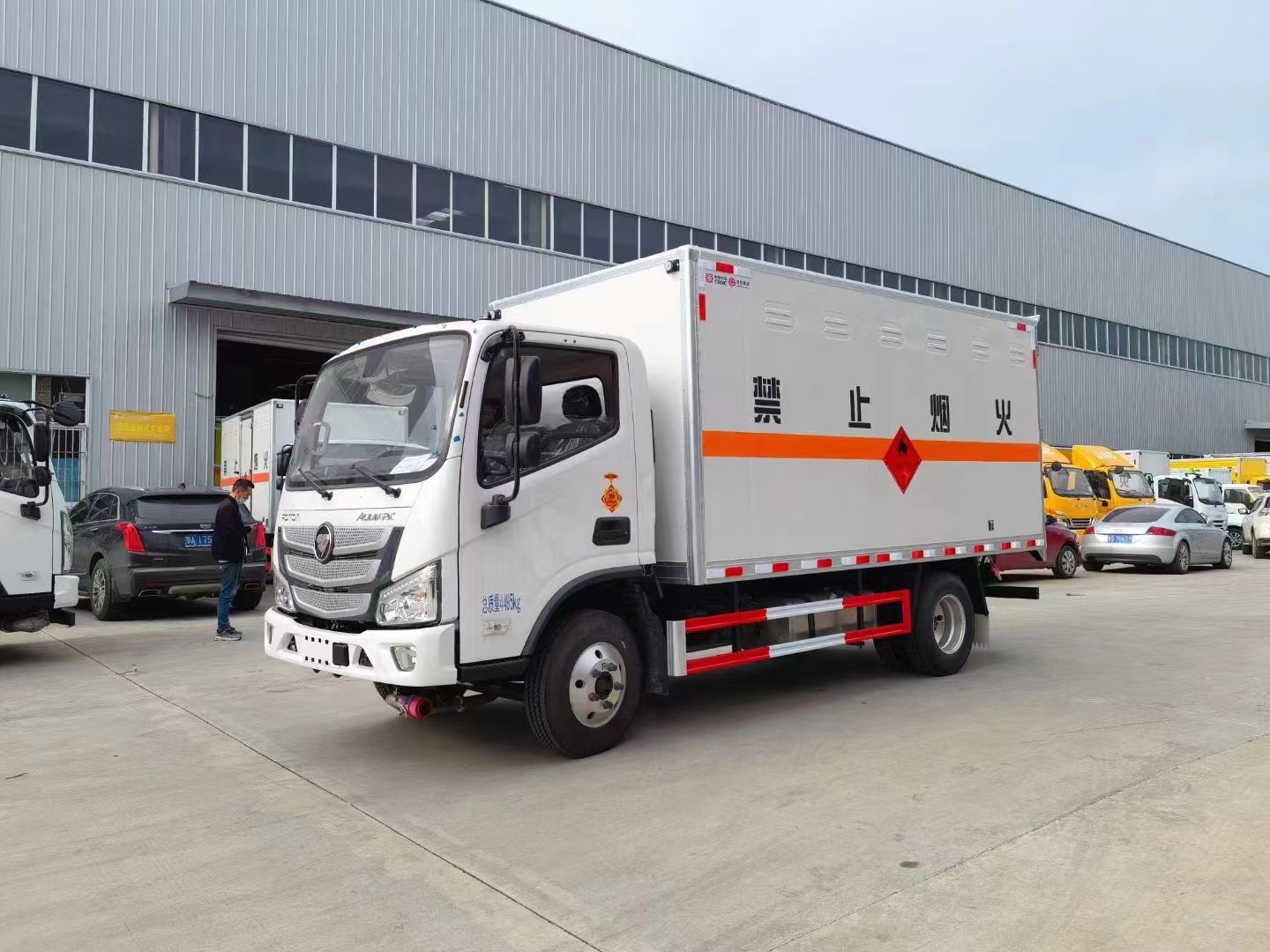 福田歐馬可寬體藍牌4.1米易燃氣體廂式運輸車