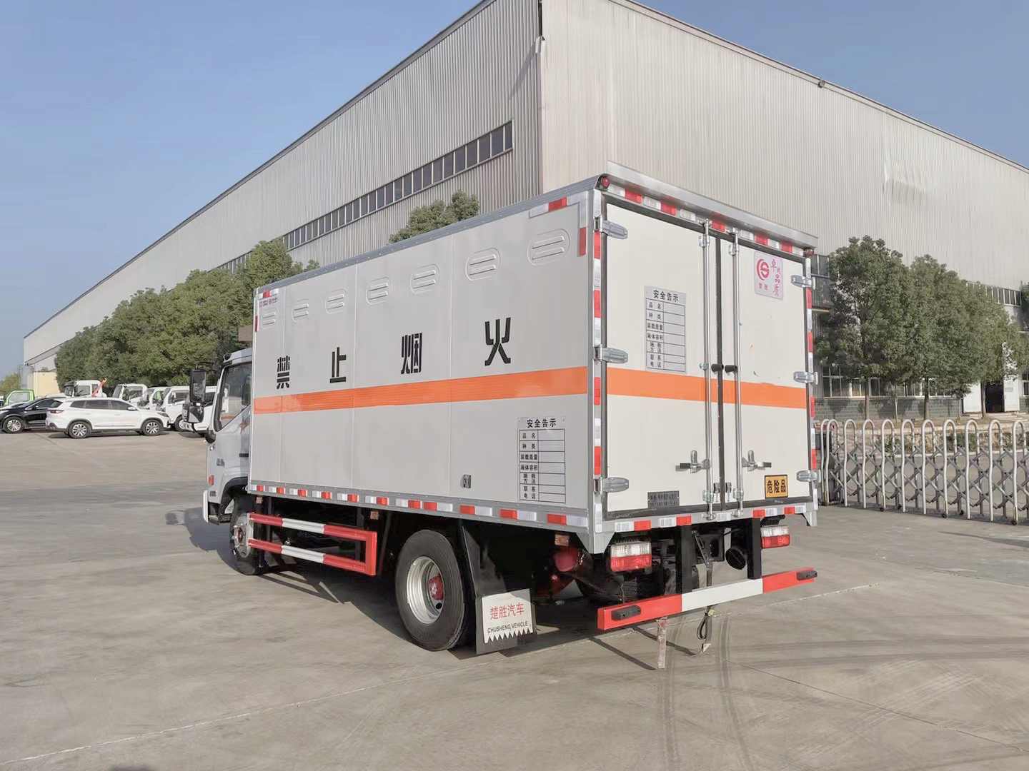 東風凱普特4.3米危險品廂式運輸車