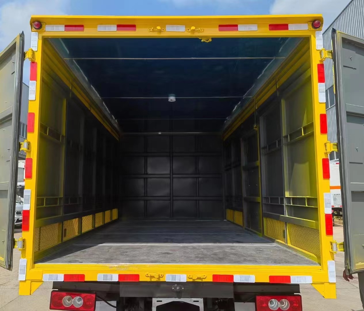 福田歐馬可4.3米氣體廂式運(yùn)輸車