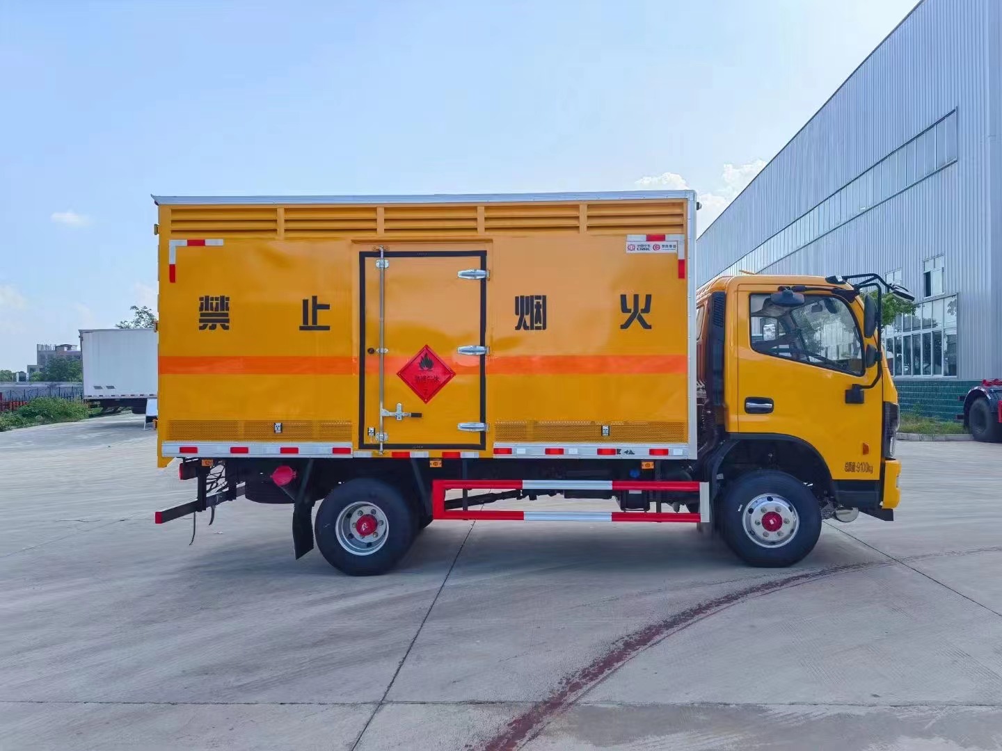 東風多利卡4.3米氣體廂式車