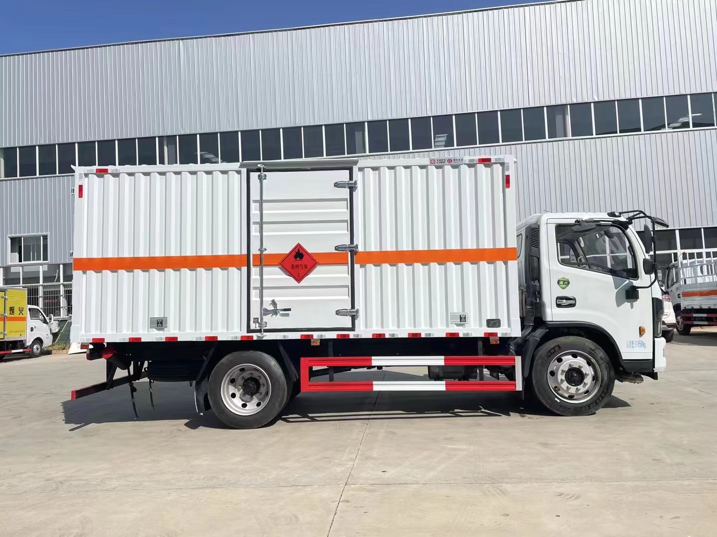 東風福瑞卡5.2米7.2噸氣體廂式運輸車