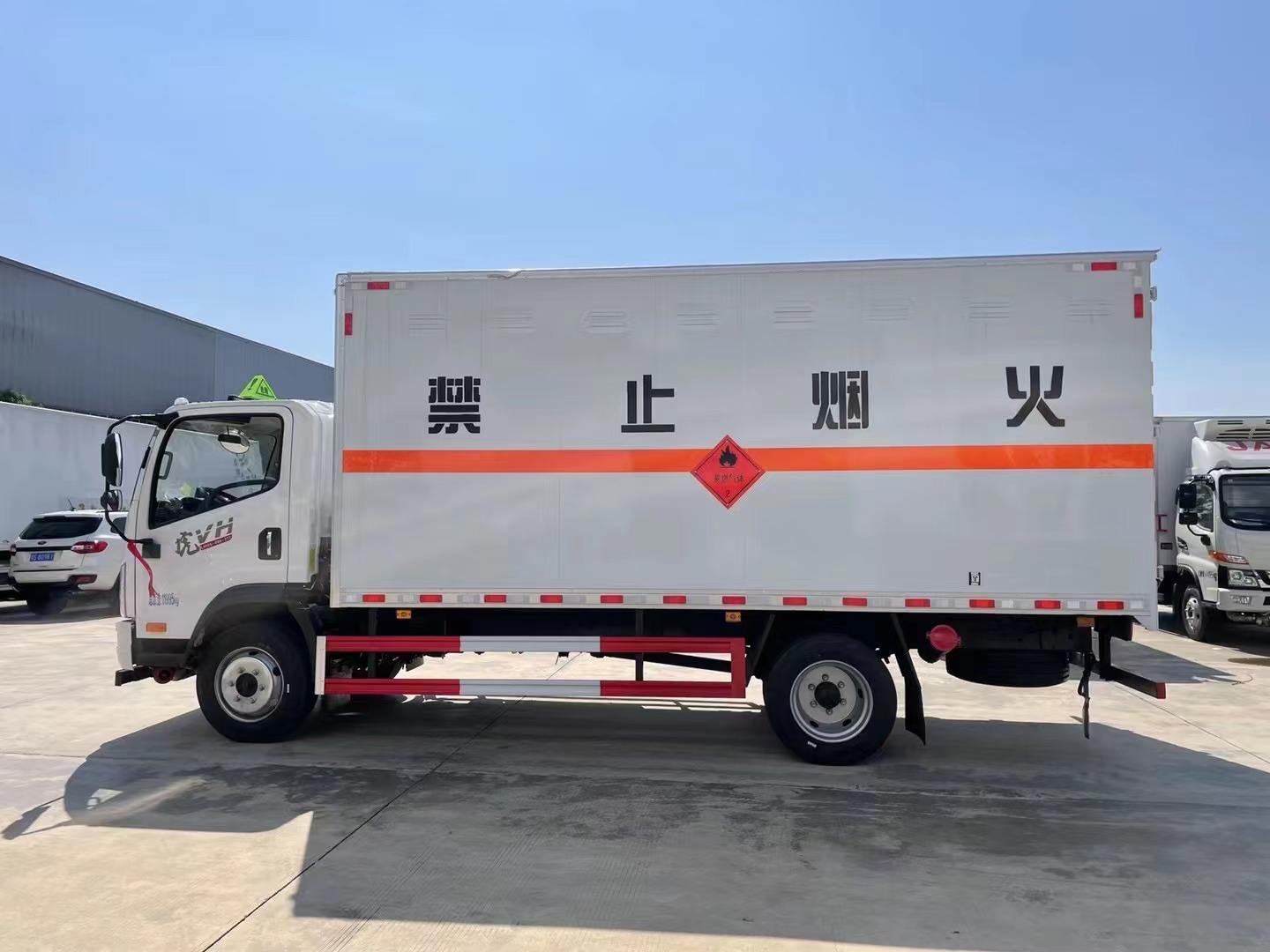 解放5.2米易燃氣體廂式運輸車/液化氣運輸車