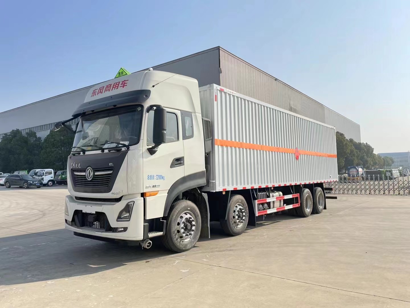 東風(fēng)天龍9.4米氣體廂式運(yùn)輸車