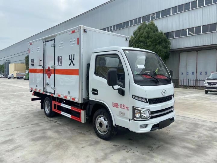 躍進(jìn)柴油版3.4米甲醇運(yùn)輸車