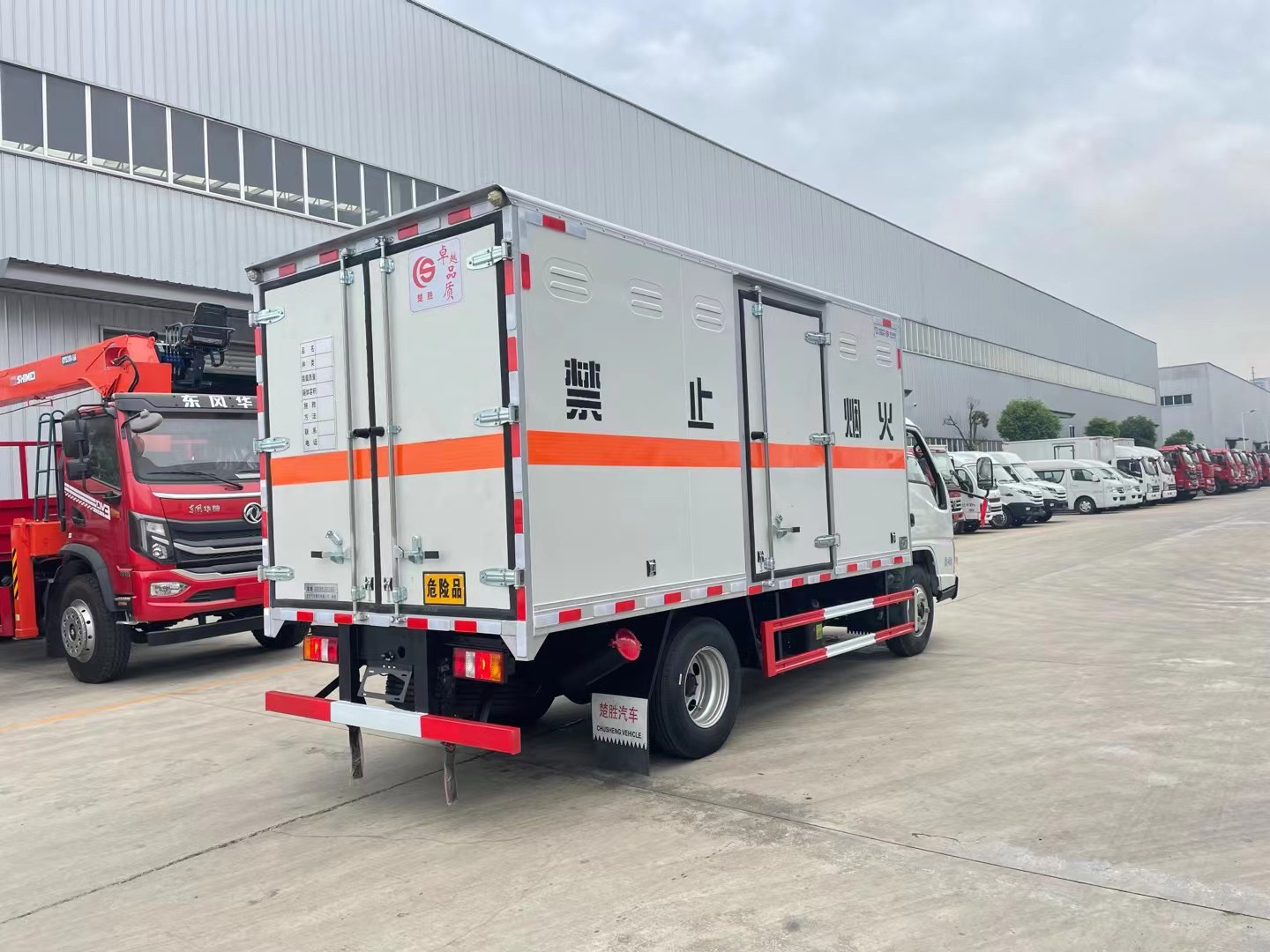 江鈴順達藍牌4.2米易燃液體廂式運輸車