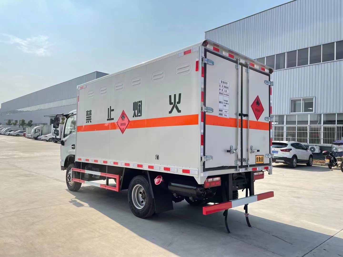 東風多利卡藍牌液體廂式運輸車