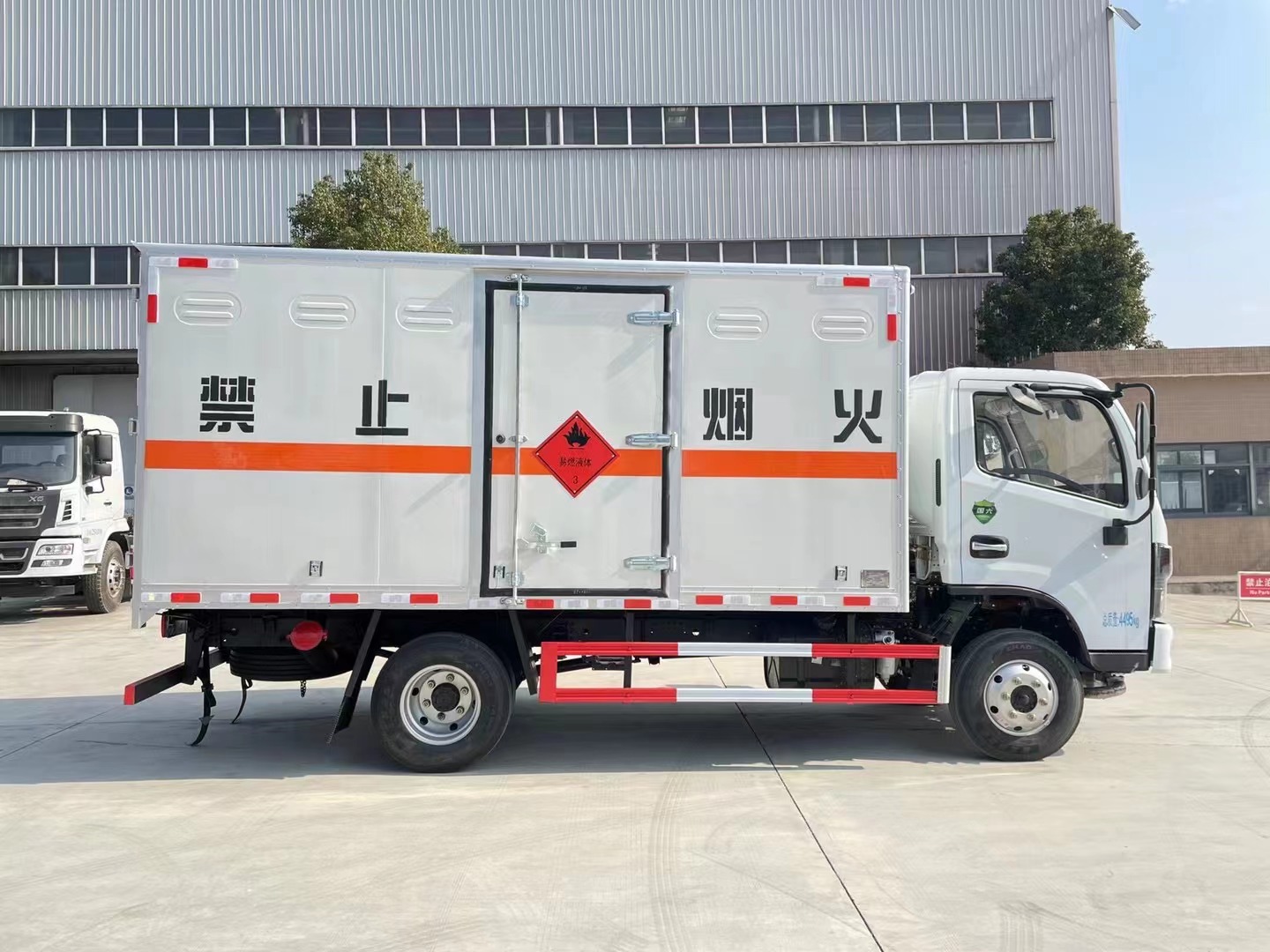 東風多利卡藍牌液體廂式運輸車