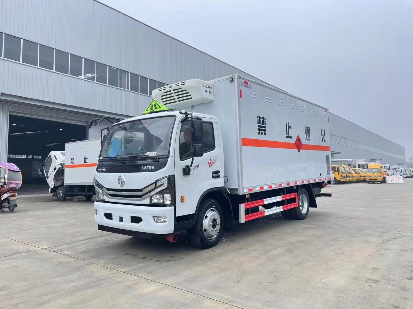 東風(fēng)多利卡（5.2米）7.2噸易燃液體廂式運(yùn)輸車