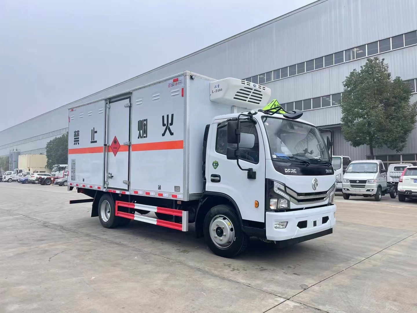 東風(fēng)多利卡（5.2米）7.2噸易燃液體廂式運(yùn)輸車