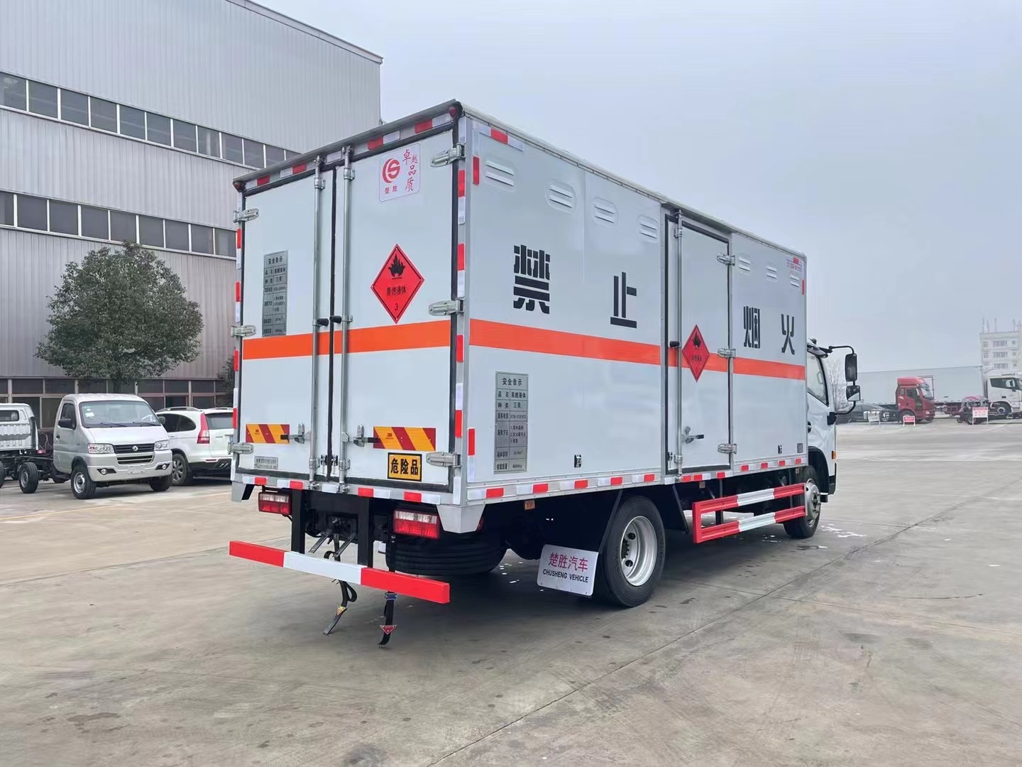 東風(fēng)多利卡（5.2米）7.2噸易燃液體廂式運(yùn)輸車