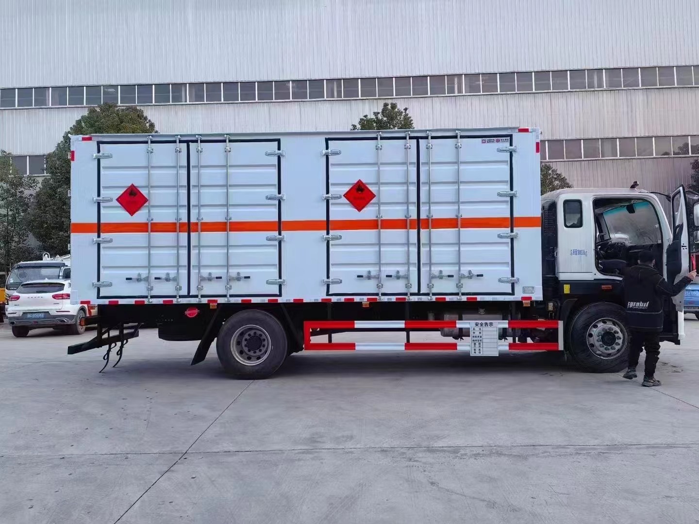 福田歐航6.8米易燃液體廂式運輸