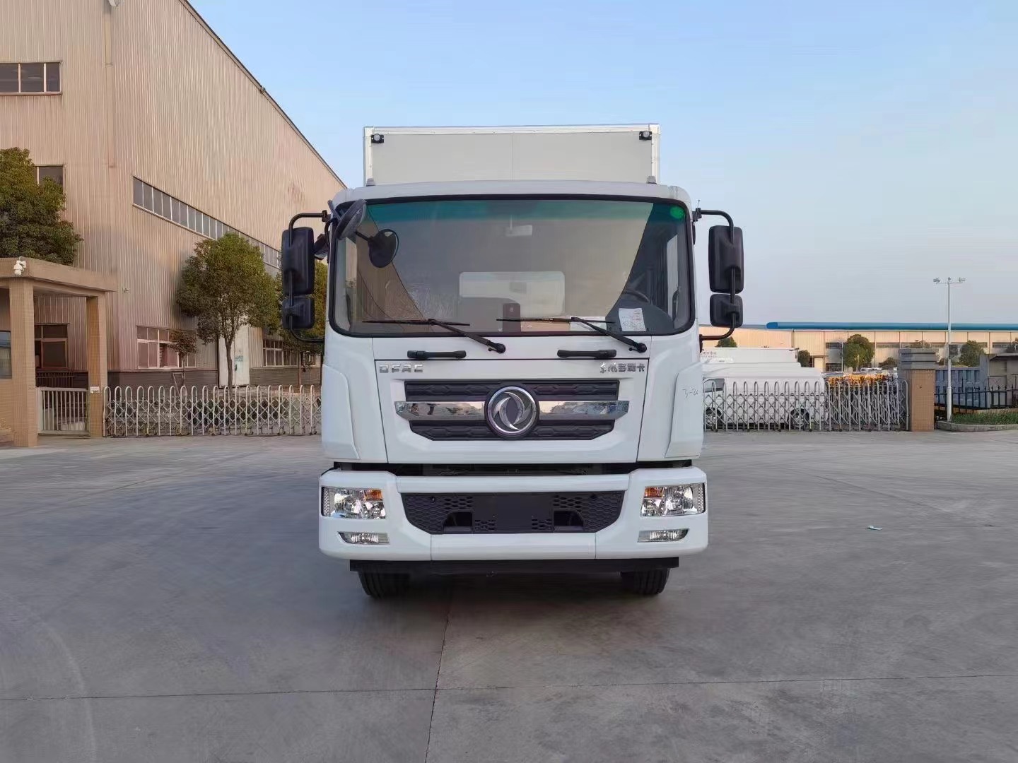 東風7米6三類危險品廂式車