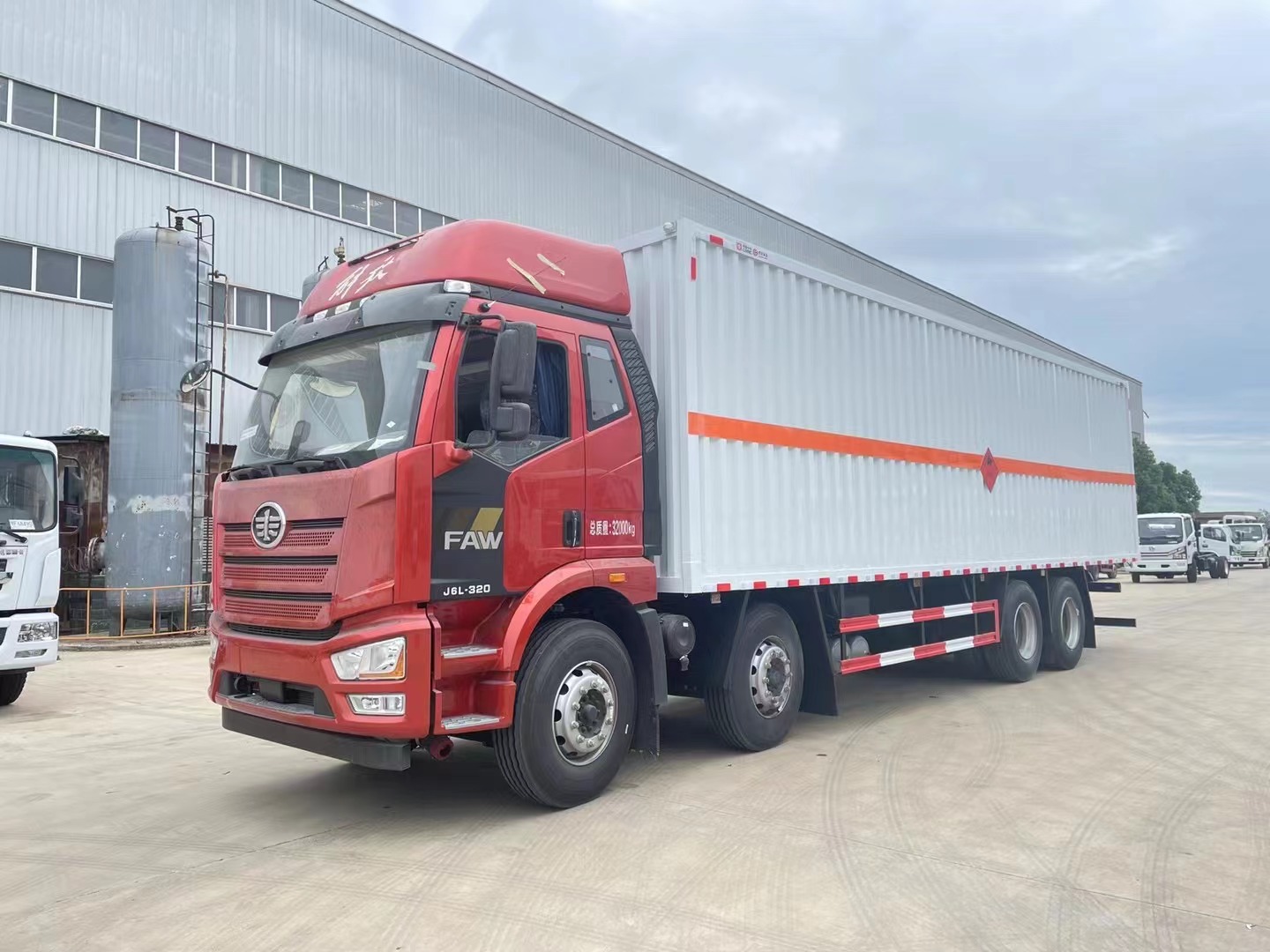 解放9.6米易燃液體廂式運輸車