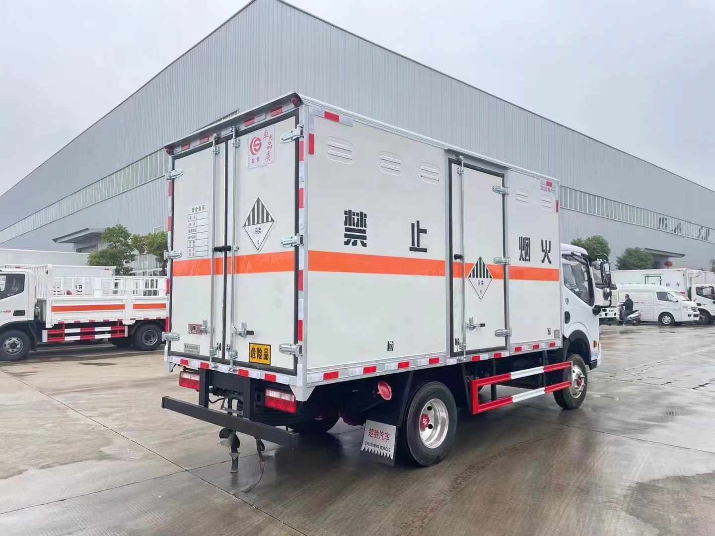 東風藍牌4.2米雜項危險物品廂式運輸車