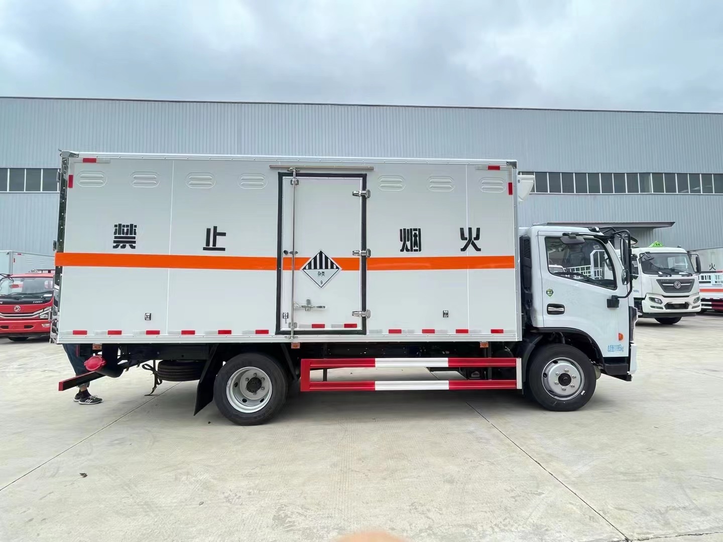 東風5.2米雜項廂式車