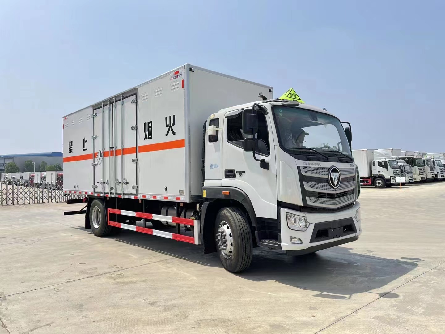 福田歐航6.8米雜項(xiàng)廂式運(yùn)輸車