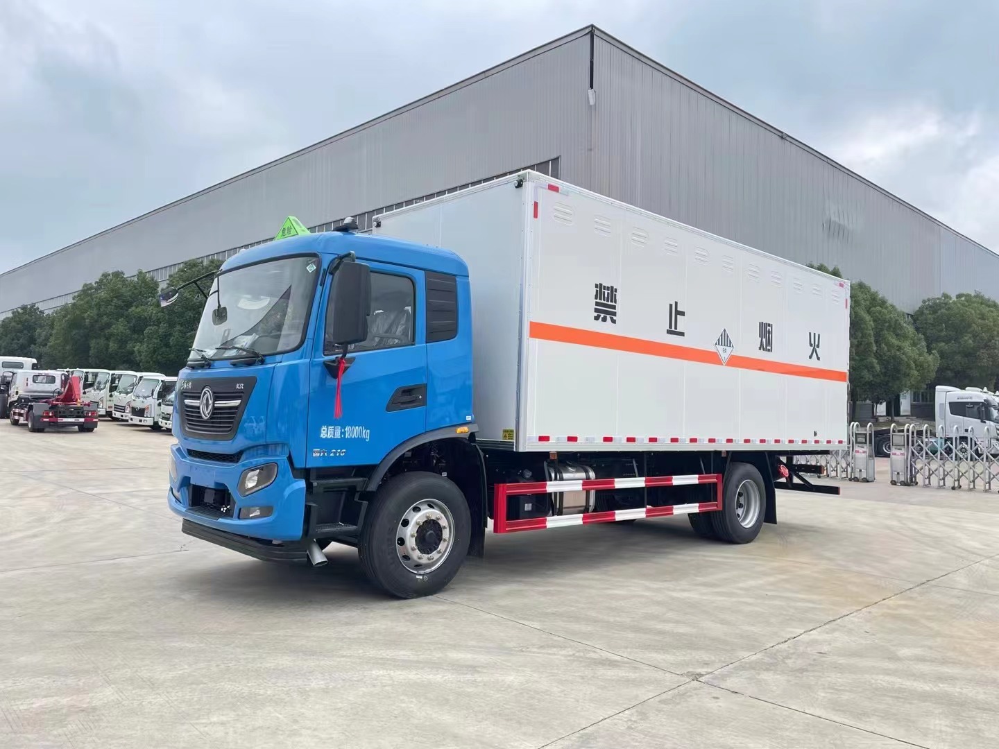 東風天錦6.8米9類危險品車