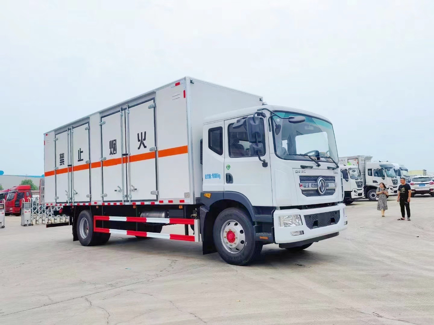 東風多利卡10噸廢電池廢機油運輸車