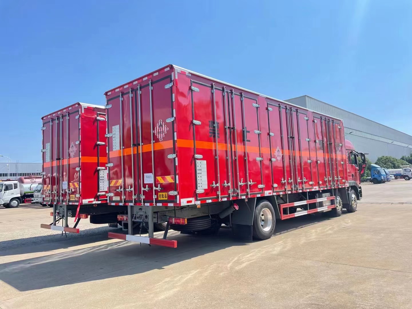 汕德卡9.5米易燃固體廂式運輸車