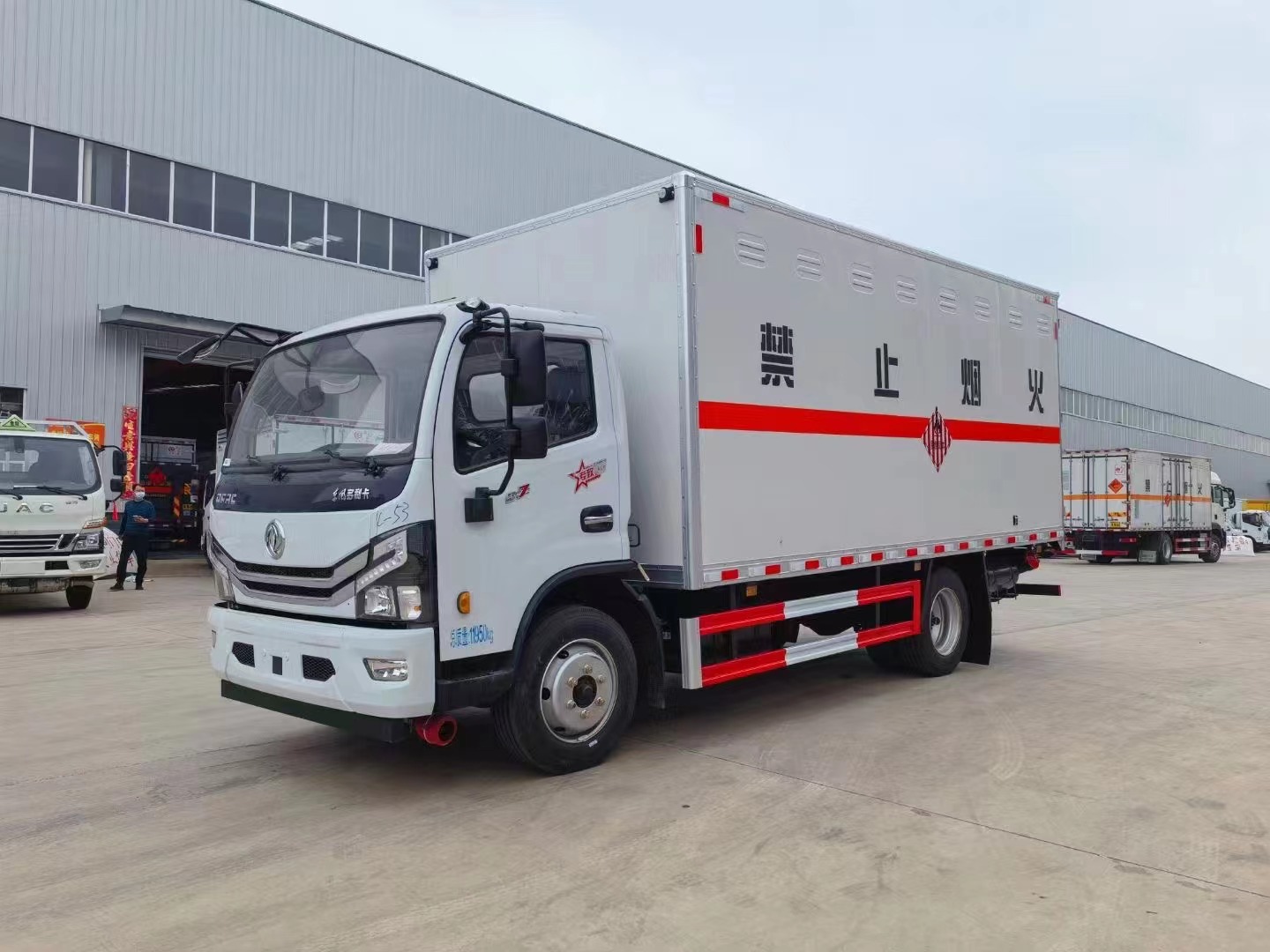 東風(fēng)多利卡（5.2米）7.2噸易燃固體廂式運(yùn)輸車