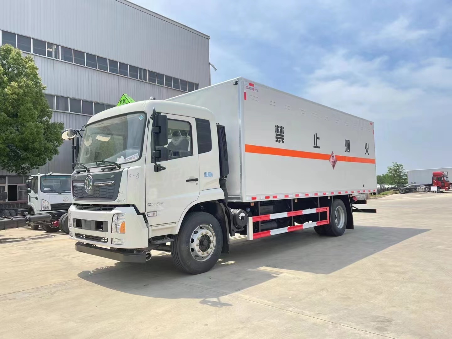 東風天錦（6.2米/6.8米）10噸易燃固體廂式運輸車