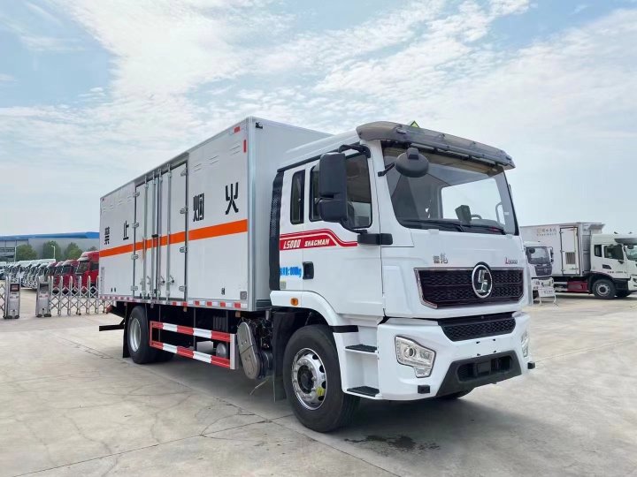 陜汽德龍6.8米雜項危險品廂式車