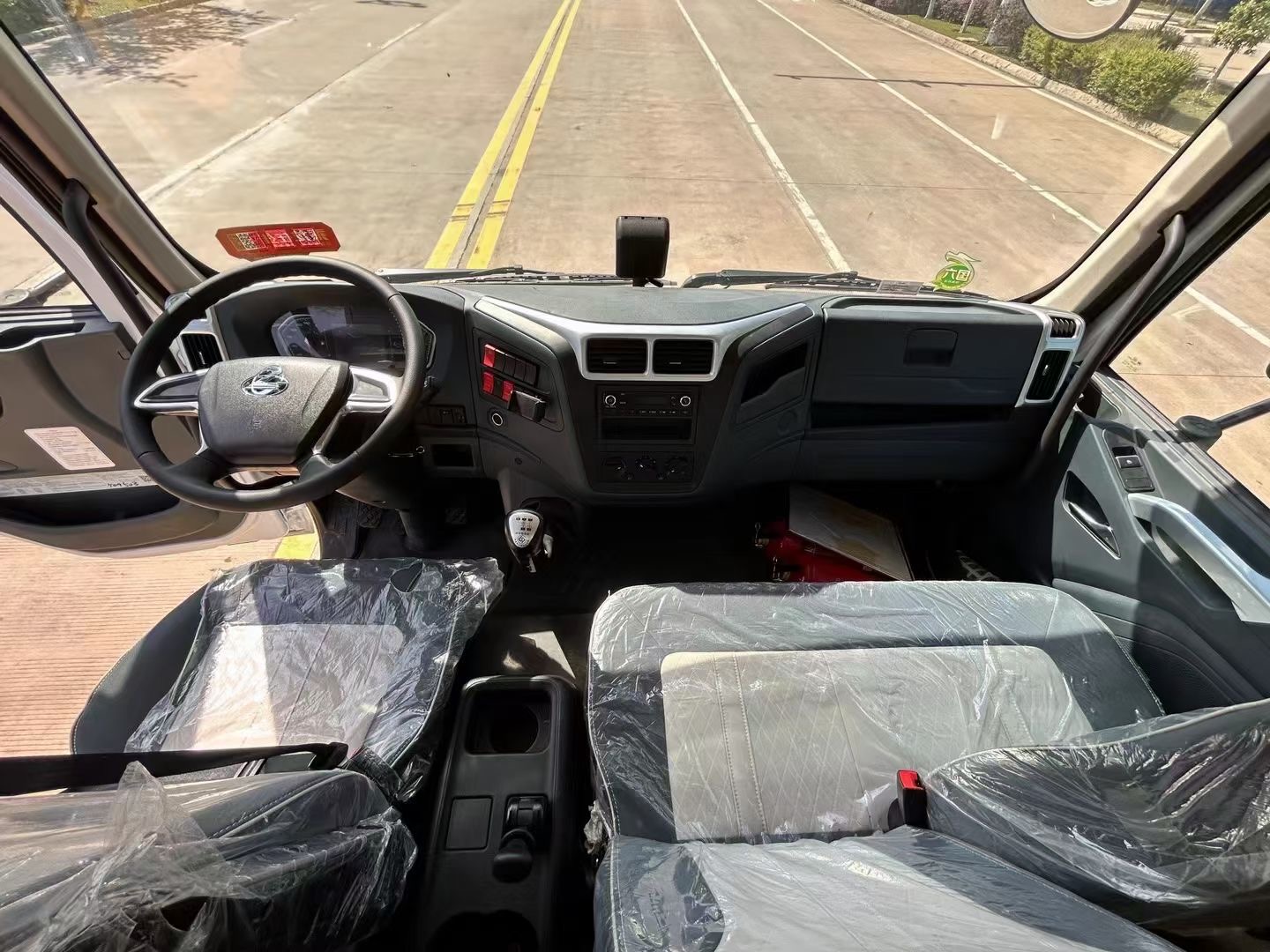 柳汽乘龍6.8米雜項(xiàng)危險(xiǎn)物品廂式車