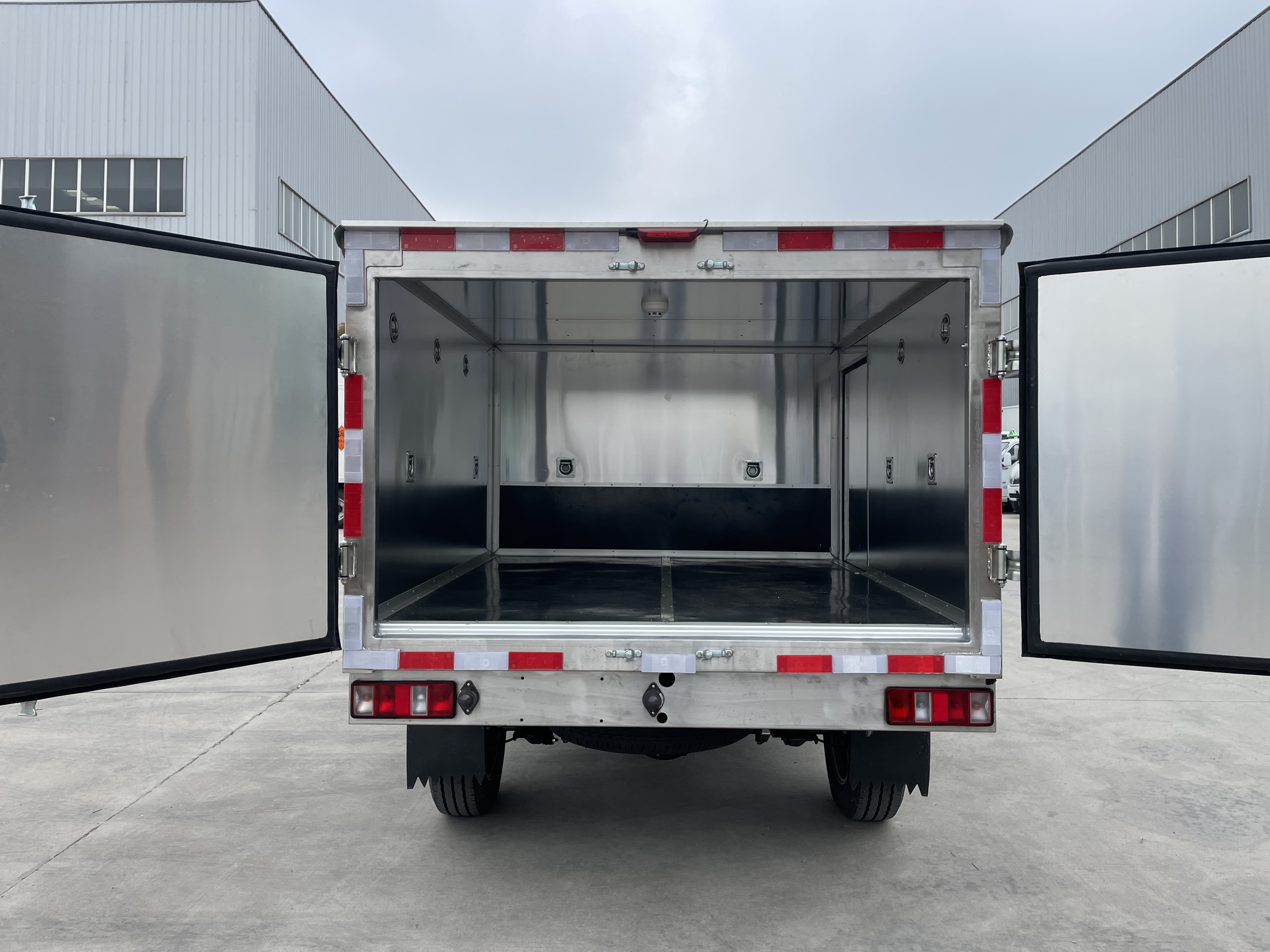 東風(fēng)日產(chǎn)四驅(qū)皮卡炸藥車