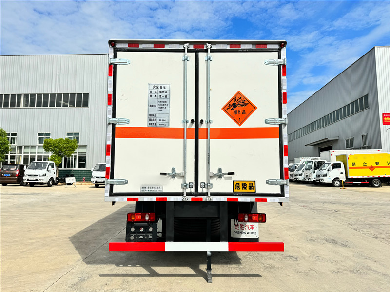 5.2米東風(fēng)華神DV3炸藥車